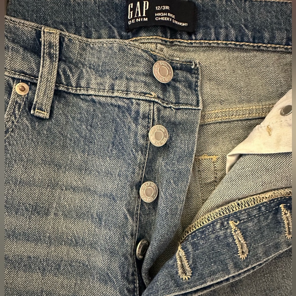 Women’s Size 12/31R High Rise/Cheeky Straight GAP Jeans